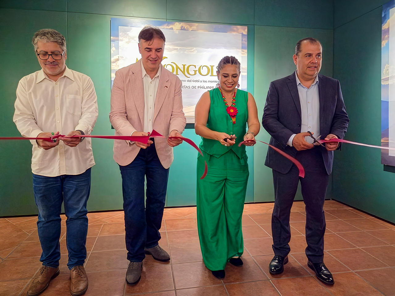Israel Camuesco Sáinz de la Maza, Philippe Paquet, Bertha Lilia Arce López, and Othón Quiroga García cutting the ribbon at the exhibition opening
